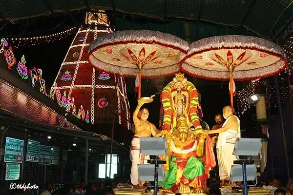 Sri Sundararaja Swamy: గరుడ వాహనంపై దివ్య కటాక్షం ప్రసాదించిన శ్రీ సుందరరాజస్వామివారు Sri Sundararaja Swamy: గరుడ వాహనంపై దివ్య కటాక్షం ప్రసాదించిన శ్రీ సుందరరాజస్వామివారు