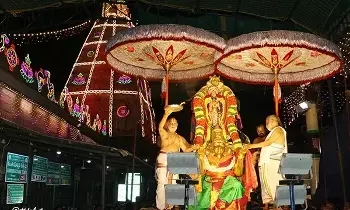 Sri Sundararaja Swamy: గరుడ వాహనంపై దివ్య కటాక్షం ప్రసాదించిన శ్రీ సుందరరాజస్వామివారు Sri Sundararaja Swamy: గరుడ వాహనంపై దివ్య కటాక్షం ప్రసాదించిన శ్రీ సుందరరాజస్వామివారు