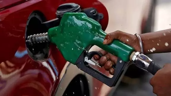 Petrol Adulteration : మీ బండి మైలేజ్ అకస్మాత్తుగా పడిపోయిందా? అయితే పెట్రోల్ కల్తీనే.. బంకుల్లో జరుగుతున్న భారీ మోసాలు Petrol Adulteration : మీ బండి మైలేజ్ అకస్మాత్తుగా పడిపోయిందా? అయితే పెట్రోల్ కల్తీనే.. బంకుల్లో జరుగుతున్న భారీ మోసాలు
