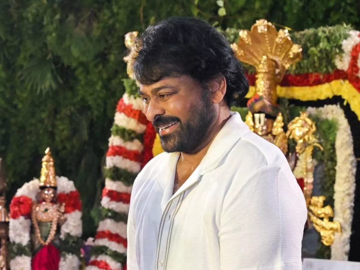 Chiranjeevi: 12 గంటల పాటు నాన్స్టాప్గా వర్షంలో చిరంజీవి భారీ ఫైట్! Chiranjeevi: 12 గంటల పాటు నాన్స్టాప్గా వర్షంలో చిరంజీవి భారీ ఫైట్!