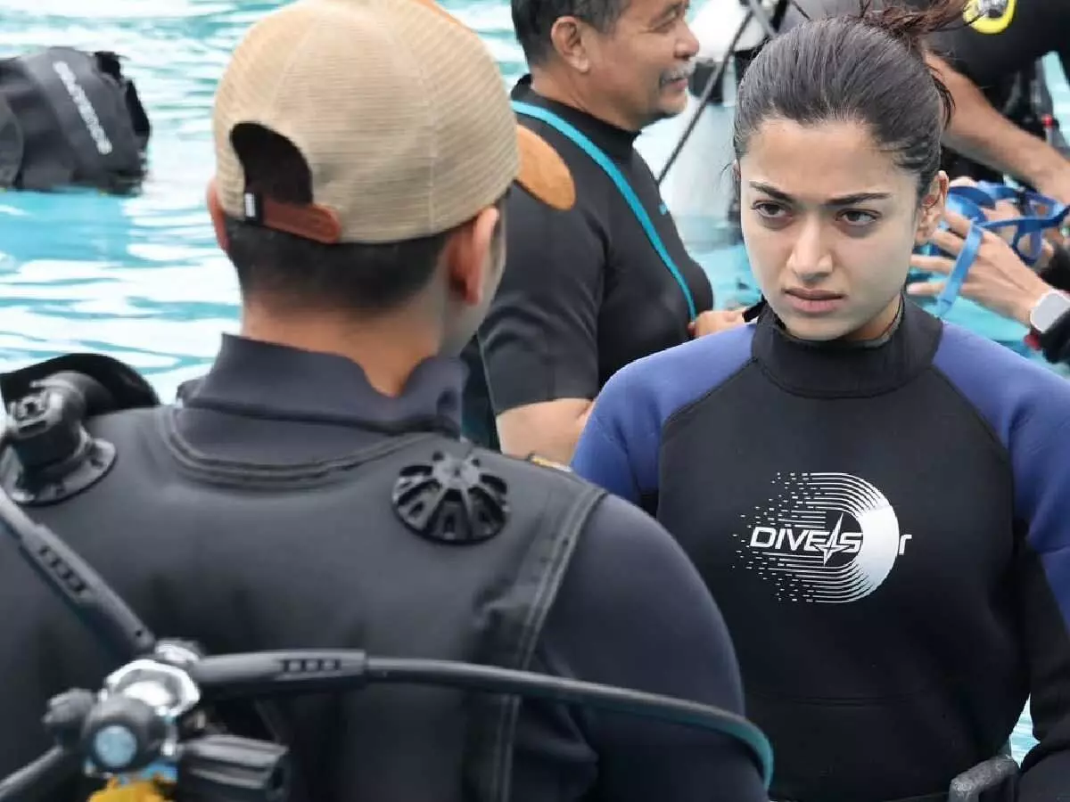Actress Rashmika Mandanna: మైసా కోసం డూప్ లేకుండా 20 గంటలు నీటిలోనే రష్మిక సాహసం! Actress Rashmika Mandanna: మైసా కోసం డూప్ లేకుండా 20 గంటలు నీటిలోనే రష్మిక సాహసం!