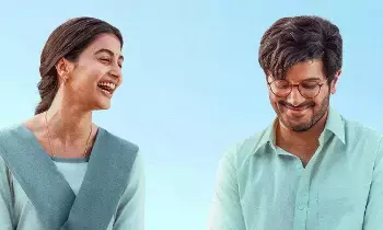 ‘Sri Sri’ First Look: దుల్కర్, పూజా హెగ్డే శ్రీ శ్రీ ఫస్ట్లుక్ వచ్చేసింది! ‘Sri Sri’ First Look: దుల్కర్, పూజా హెగ్డే శ్రీ శ్రీ ఫస్ట్లుక్ వచ్చేసింది!