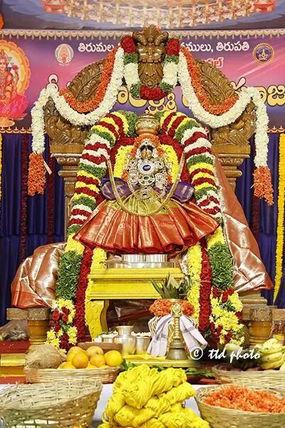 Sri Mahalakshmi Deepa Puja: చంద్రగిరిలో భక్తి పారవశ్యంతో శ్రీ మహాలక్ష్మీ దీప పూజ Sri Mahalakshmi Deepa Puja: చంద్రగిరిలో భక్తి పారవశ్యంతో శ్రీ మహాలక్ష్మీ దీప పూజ