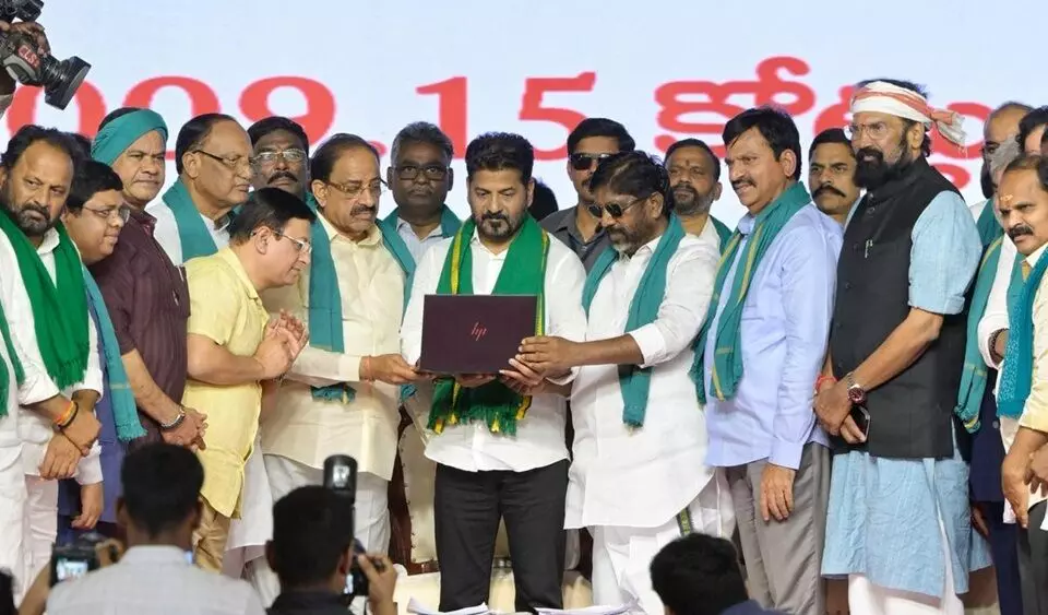 CM Revanth Reddy: తెలంగాణ అసెంబ్లీ సీట్లు 182కి పెరుగుతాయి.. 117 ఎమ్మెల్యేలు గెలిపించి రెండోసారి అధికారం చేపడతాం: సీఎం రేవంత్రెడ్డి CM Revanth Reddy: తెలంగాణ అసెంబ్లీ సీట్లు 182కి పెరుగుతాయి.. 117 ఎమ్మెల్యేలు గెలిపించి రెండోసారి అధికారం చేపడతాం: సీఎం రేవంత్రెడ్డి