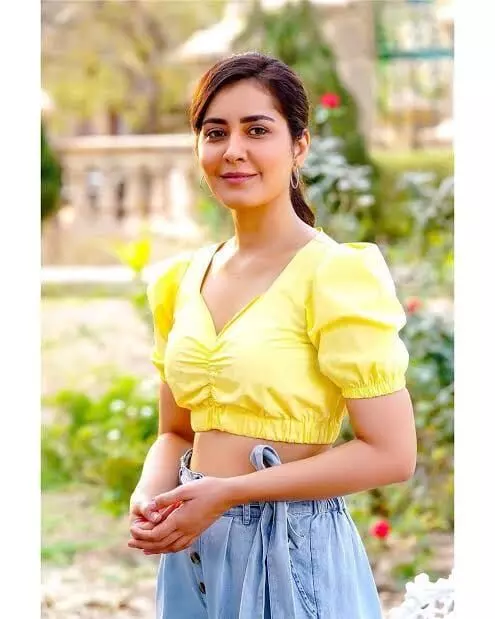 Raashii Khanna: డెడికేషన్ అంటే ఇదే.. షూటింగ్లో గాయపడినా వెనకడుగు వేయని రాశి ఖన్నా.. Raashii Khanna: డెడికేషన్ అంటే ఇదే.. షూటింగ్లో గాయపడినా వెనకడుగు వేయని రాశి ఖన్నా..