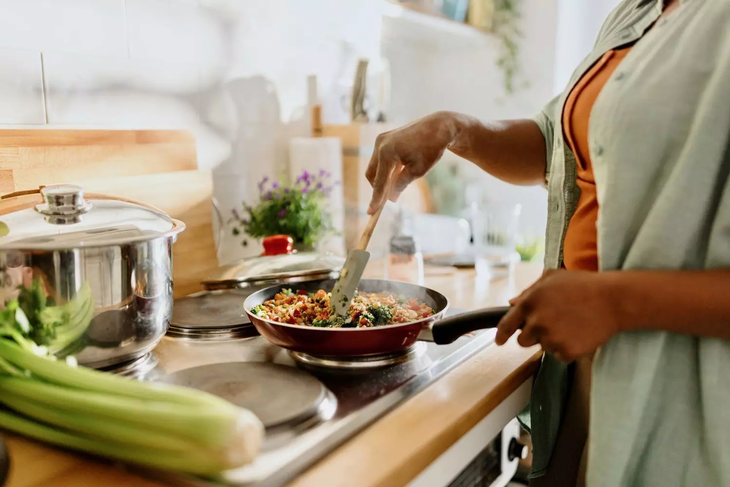Cook Faster: వంట పని త్వరగా అవ్వాలా? ఈ 8 కిచెన్ సీక్రెట్స్ మీకు తెలిస్తే టైం అస్సలు వేస్ట్ అవ్వదు! Cook Faster: వంట పని త్వరగా అవ్వాలా? ఈ 8 కిచెన్ సీక్రెట్స్ మీకు తెలిస్తే టైం అస్సలు వేస్ట్ అవ్వదు!