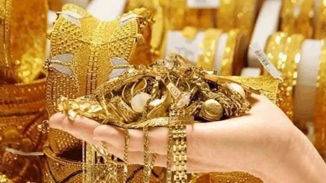 Gold : లాకర్లలో ఉండే బంగారం అమ్మేస్తున్నారు.. యువతలో మారుతున్న సరికొత్త గోల్డ్ ట్రెండ్ Gold : లాకర్లలో ఉండే బంగారం అమ్మేస్తున్నారు.. యువతలో మారుతున్న సరికొత్త గోల్డ్ ట్రెండ్