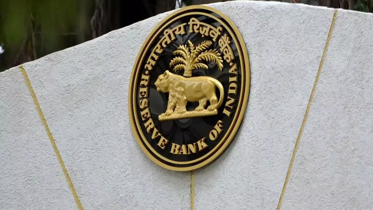 RBI : భారతీయ కంపెనీలకు ఆర్బీఐ షాక్.. విదేశీ పెట్టుబడులపై రిజర్వ్ బ్యాంక్ గట్టి నిఘా RBI : భారతీయ కంపెనీలకు ఆర్బీఐ షాక్.. విదేశీ పెట్టుబడులపై రిజర్వ్ బ్యాంక్ గట్టి నిఘా