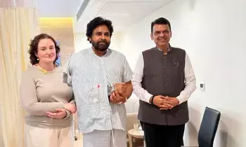 Devendra Fadnavis: పవన్ కళ్యాణ్ను పరామర్శించిన మహా సీఎం Devendra Fadnavis: పవన్ కళ్యాణ్ను పరామర్శించిన మహా సీఎం