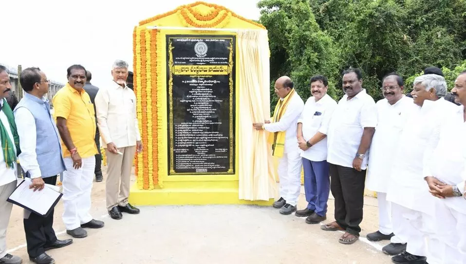CM Chandrababu: రైతు సంక్షేమమే లక్ష్యం.. కొవ్వూరులో కోకో సిటీ ఏర్పాటు: సీఎం చంద్రబాబు CM Chandrababu: రైతు సంక్షేమమే లక్ష్యం.. కొవ్వూరులో కోకో సిటీ ఏర్పాటు: సీఎం చంద్రబాబు