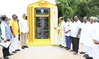 CM Chandrababu: రైతు సంక్షేమమే లక్ష్యం.. కొవ్వూరులో కోకో సిటీ ఏర్పాటు: సీఎం చంద్రబాబు CM Chandrababu: రైతు సంక్షేమమే లక్ష్యం.. కొవ్వూరులో కోకో సిటీ ఏర్పాటు: సీఎం చంద్రబాబు