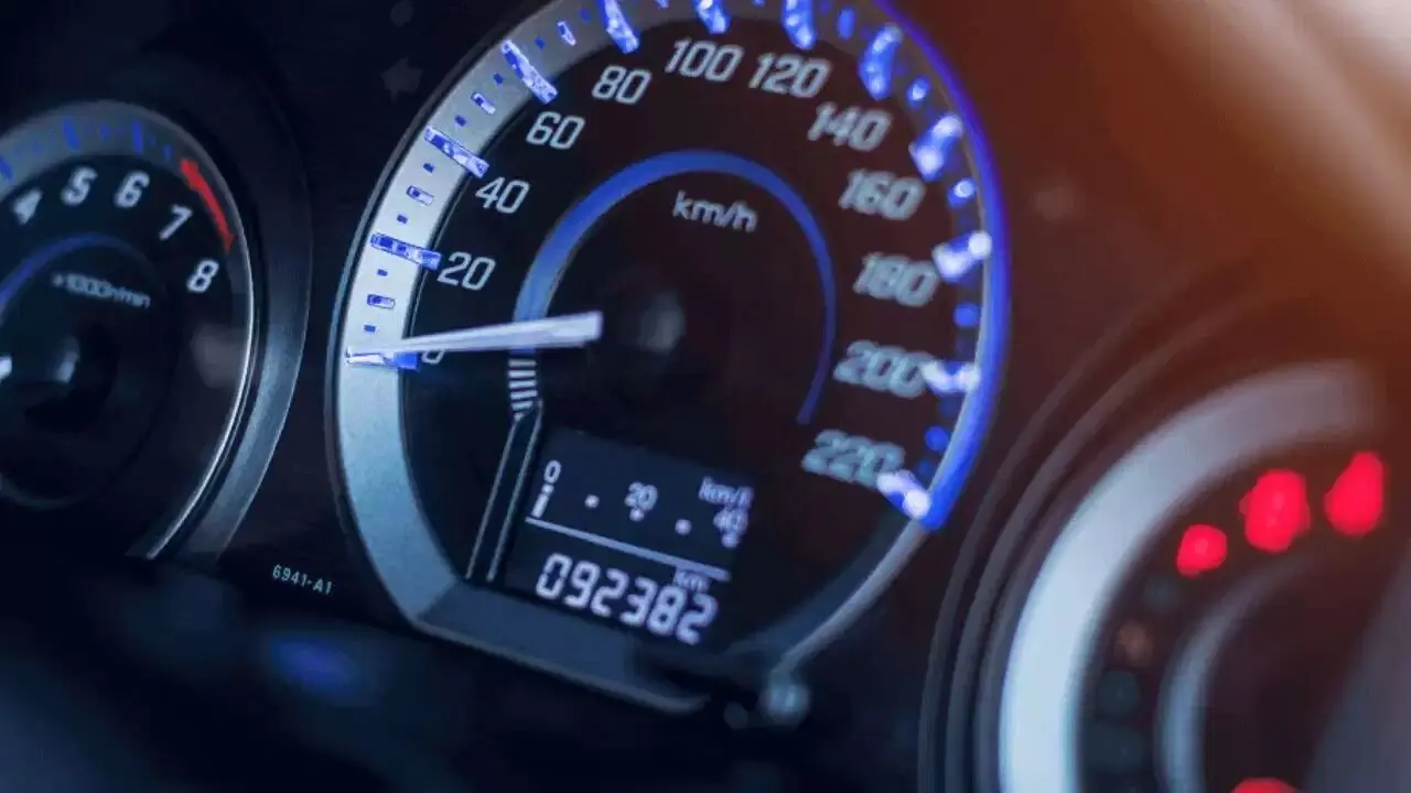 Driving Tips : కారు ఫుల్ మైలేజ్ ఇవ్వాలంటే ఎంత స్పీడ్లో వెళ్లాలో తెలుసా? హెవీ డ్రైవర్లు ఫాలో అయ్యే సీక్రెట్స్ ఇవే Driving Tips : కారు ఫుల్ మైలేజ్ ఇవ్వాలంటే ఎంత స్పీడ్లో వెళ్లాలో తెలుసా? హెవీ డ్రైవర్లు ఫాలో అయ్యే సీక్రెట్స్ ఇవే