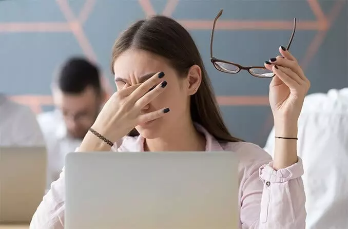 Eyes Feeling Tired: రోజంతా ఫోన్, కంప్యూటర్ చూసి కళ్లు అలసిపోతున్నాయా? Eyes Feeling Tired: రోజంతా ఫోన్, కంప్యూటర్ చూసి కళ్లు అలసిపోతున్నాయా?