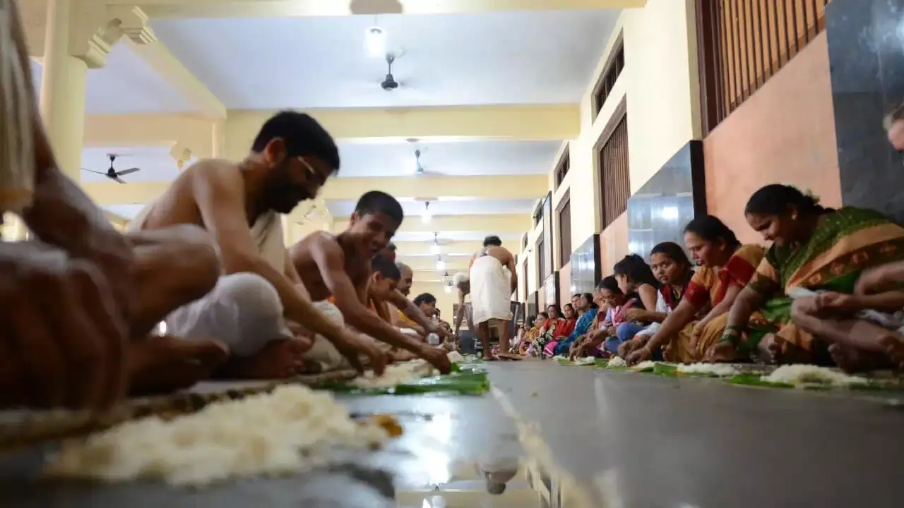 True Secret Behind Temple Prasadam: దేవుని ప్రసాదం వెనుక ఉన్న అసలు రహస్యం ఇదే.. కేవలం ఆహారం మాత్రమే కాదు, అంతకు మించి.. True Secret Behind Temple Prasadam: దేవుని ప్రసాదం వెనుక ఉన్న అసలు రహస్యం ఇదే.. కేవలం ఆహారం మాత్రమే కాదు, అంతకు మించి..