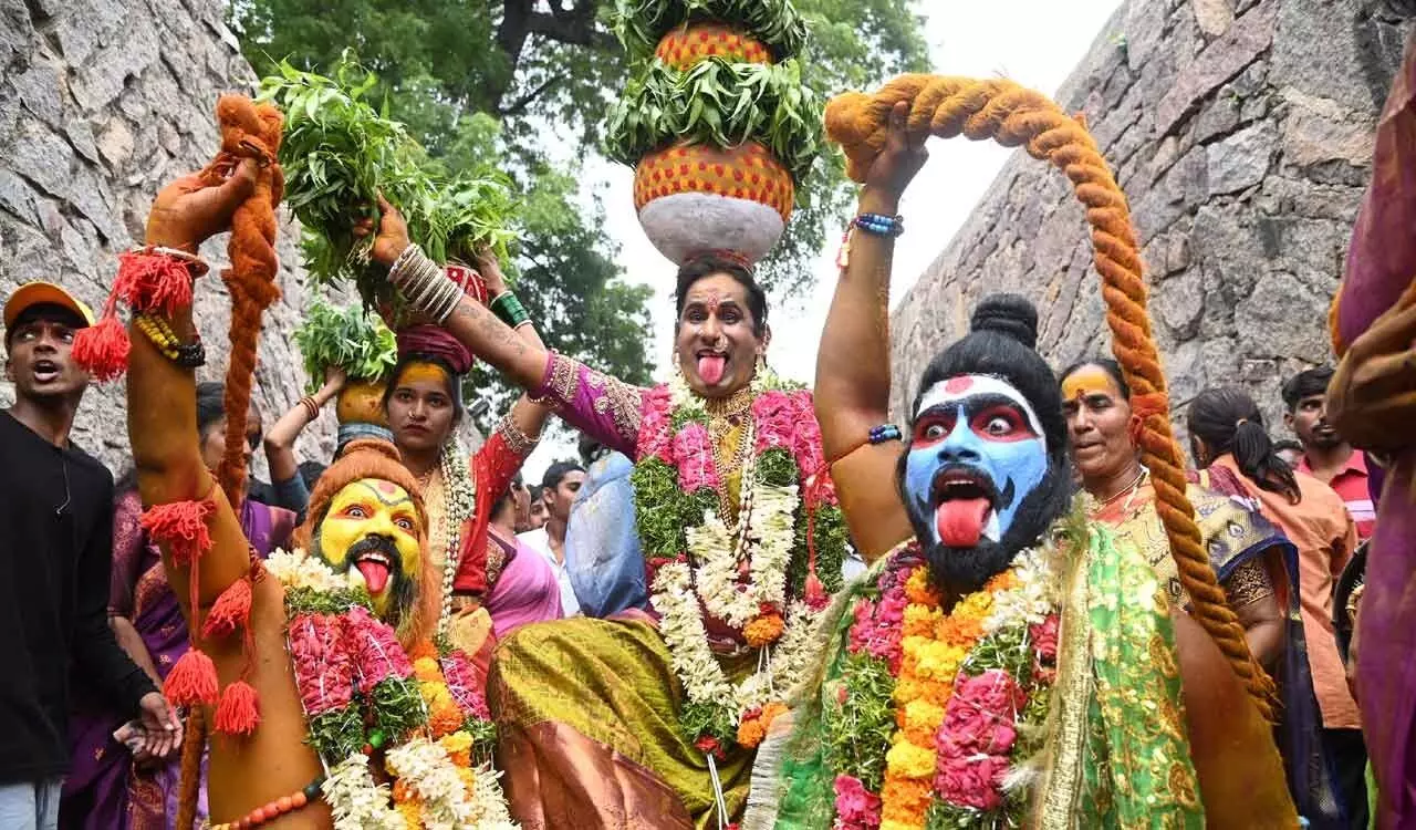 Bonalu Festivities: గోల్కొండ టూ లాల్ దర్వాజా.. హైదరాబాద్ లో ఇవాళ్టి నుంచి బోనాల జాతర..? Bonalu Festivities: గోల్కొండ టూ లాల్ దర్వాజా.. హైదరాబాద్ లో ఇవాళ్టి నుంచి బోనాల జాతర..?