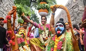 Bonalu Festivities: గోల్కొండ టూ లాల్ దర్వాజా.. హైదరాబాద్ లో ఇవాళ్టి నుంచి  బోనాల జాతర..?