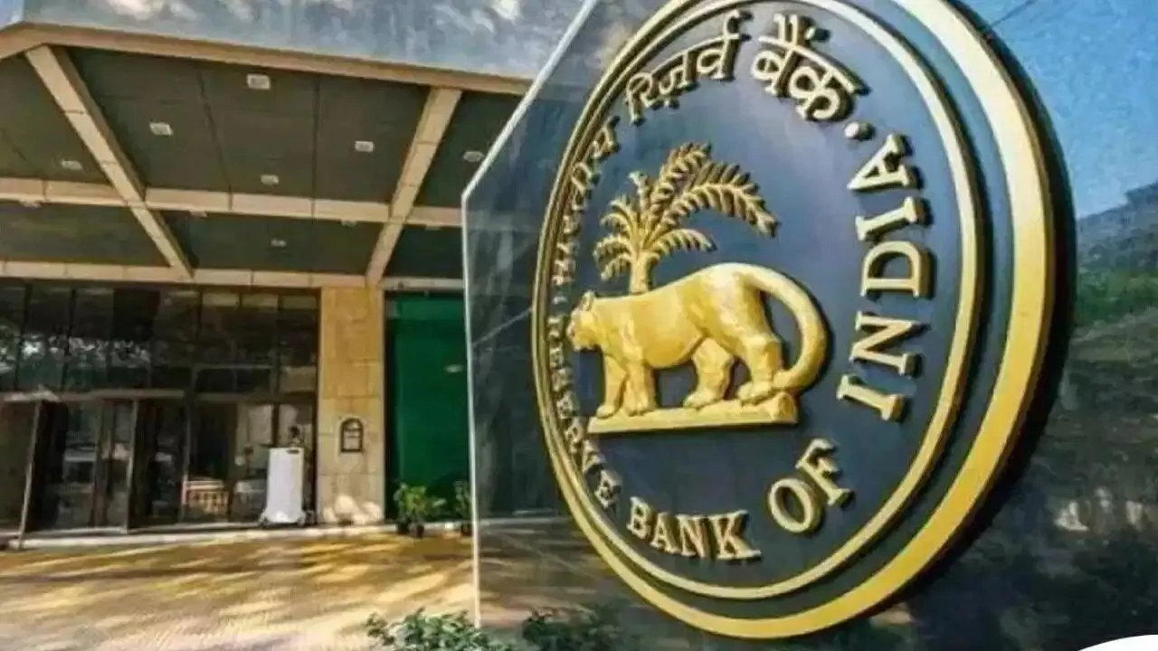 RBI : ముత్తూట్ ఫైనాన్స్కు ఆర్బీఐ బిగ్ షాక్.. నిబంధనలు పాటించనందుకు 6 కంపెనీలపై భారీ జరిమానా RBI : ముత్తూట్ ఫైనాన్స్కు ఆర్బీఐ బిగ్ షాక్.. నిబంధనలు పాటించనందుకు 6 కంపెనీలపై భారీ జరిమానా