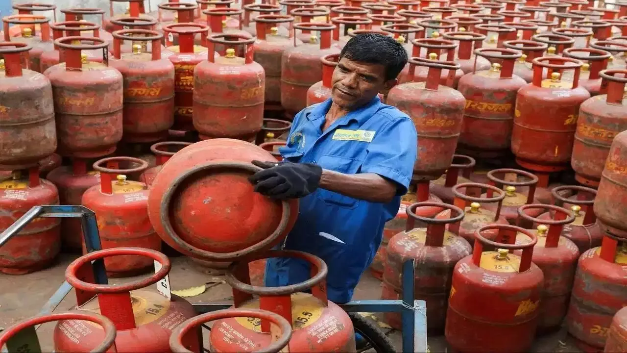 LPG Cylinder : ఎల్పీజీ వినియోగదారులకు భారీ ఊరట.. గ్యాస్ వృథాకు అడ్డుకట్ట వేసేలా చమురు సంస్థల సరికొత్త ప్లాన్ LPG Cylinder : ఎల్పీజీ వినియోగదారులకు భారీ ఊరట.. గ్యాస్ వృథాకు అడ్డుకట్ట వేసేలా చమురు సంస్థల సరికొత్త ప్లాన్