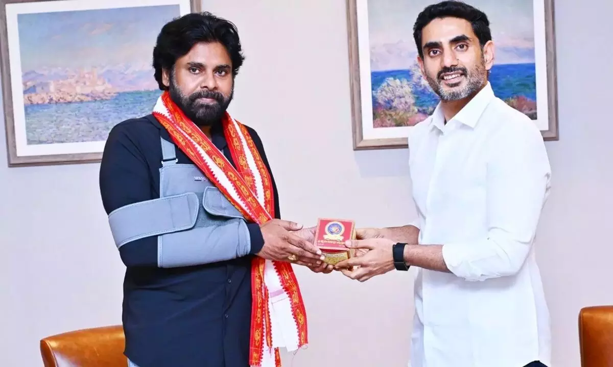 Minister Lokesh: పవన్ కల్యాణ్ను పరామర్శించిన మంత్రి లోకేశ్.. త్వరగా కోలుకోవాలని ఆకాంక్ష Minister Lokesh: పవన్ కల్యాణ్ను పరామర్శించిన మంత్రి లోకేశ్.. త్వరగా కోలుకోవాలని ఆకాంక్ష