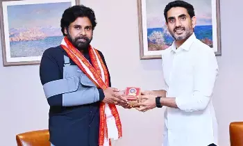 Minister Lokesh: పవన్ కల్యాణ్ను పరామర్శించిన మంత్రి లోకేశ్.. త్వరగా కోలుకోవాలని ఆకాంక్ష Minister Lokesh: పవన్ కల్యాణ్ను పరామర్శించిన మంత్రి లోకేశ్.. త్వరగా కోలుకోవాలని ఆకాంక్ష