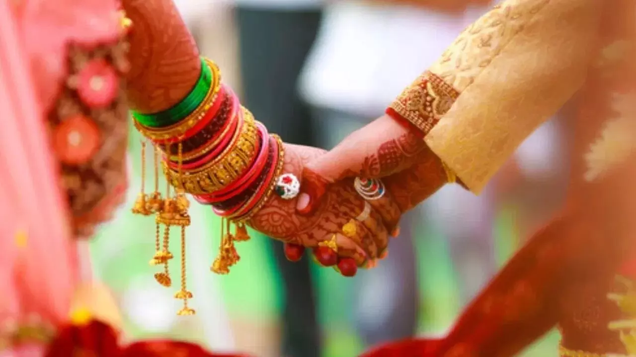 Happy Married Life: కొత్త జంటలు సుఖంగా ఉండాలంటే.. పెళ్లయ్యాక కచ్చితంగా చేయాల్సిన మొదటి పనులు ఇవే! Happy Married Life: కొత్త జంటలు సుఖంగా ఉండాలంటే.. పెళ్లయ్యాక కచ్చితంగా చేయాల్సిన మొదటి పనులు ఇవే!