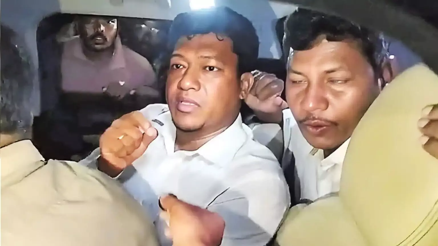 Former Minister Seediri Appalaraju Arrested: మాజీ మంత్రి సీదిరి అప్పలరాజు అరెస్ట్.. కుమారుడి నేరం కప్పిపుచ్చే కుట్రలో ఏ-3 Former Minister Seediri Appalaraju Arrested: మాజీ మంత్రి సీదిరి అప్పలరాజు అరెస్ట్.. కుమారుడి నేరం కప్పిపుచ్చే కుట్రలో ఏ-3