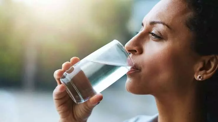 Drinking Less Water During Monsoon: వర్షాకాలంలో నీళ్లు తక్కువ తాగుతున్నారా? అయితే ఈ ప్రమాదకర లక్షణాలు మీలో ఉన్నట్లే! Drinking Less Water During Monsoon: వర్షాకాలంలో నీళ్లు తక్కువ తాగుతున్నారా? అయితే ఈ ప్రమాదకర లక్షణాలు మీలో ఉన్నట్లే!