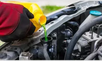 Car Coolant : కారులో ఏ కలర్ కూలెంట్ పడితే అది పోస్తున్నారా? ఇంజిన్ సీజ్ అయ్యే ప్రమాదం ఉంది జాగ్రత్త Car Coolant : కారులో ఏ కలర్ కూలెంట్ పడితే అది పోస్తున్నారా? ఇంజిన్ సీజ్ అయ్యే ప్రమాదం ఉంది జాగ్రత్త