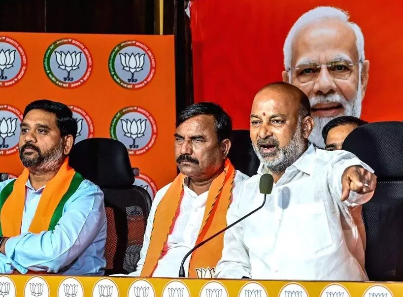 Bandi Sanjay: నీట్ పేపర్ లీక్పై ఫాస్ట్ ట్రాక్ కోర్టులు.. విద్యార్థుల భవిష్యత్తుపై మోదీ సున్నితత్వం: బండి సంజయ్ Bandi Sanjay: నీట్ పేపర్ లీక్పై ఫాస్ట్ ట్రాక్ కోర్టులు.. విద్యార్థుల భవిష్యత్తుపై మోదీ సున్నితత్వం: బండి సంజయ్