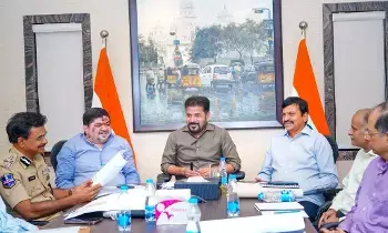CM Revanth Reddy: క్యూర్ పరిధిలో ఇందిరమ్మ ఇళ్లు జనావాసాల్లోనే.. ప్రజల సౌకర్యమే లక్ష్యం: సీఎం రేవంత్రెడ్డి CM Revanth Reddy: క్యూర్ పరిధిలో ఇందిరమ్మ ఇళ్లు జనావాసాల్లోనే.. ప్రజల సౌకర్యమే లక్ష్యం: సీఎం రేవంత్రెడ్డి