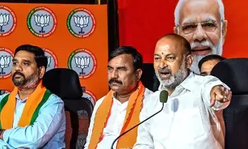 Bandi Sanjay: నీట్ పేపర్ లీక్పై ఫాస్ట్ ట్రాక్ కోర్టులు.. విద్యార్థుల భవిష్యత్తుపై మోదీ సున్నితత్వం: బండి సంజయ్ Bandi Sanjay: నీట్ పేపర్ లీక్పై ఫాస్ట్ ట్రాక్ కోర్టులు.. విద్యార్థుల భవిష్యత్తుపై మోదీ సున్నితత్వం: బండి సంజయ్