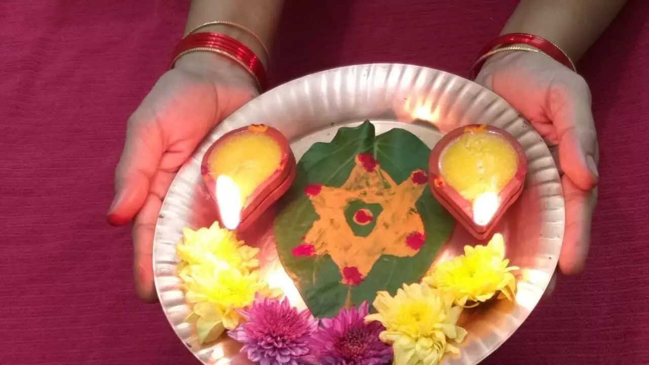 Betel Leaf Lamp Remedy: తమలపాకు దీపం: ఈ చిన్న పరిహారంతో ఐశ్వర్యం, ప్రశాంతత సిద్ధించడం ఖాయం.. Betel Leaf Lamp Remedy: తమలపాకు దీపం: ఈ చిన్న పరిహారంతో ఐశ్వర్యం, ప్రశాంతత సిద్ధించడం ఖాయం..