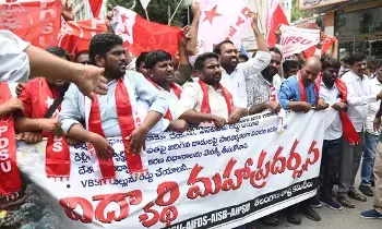 NEET Protest Bandh: తెలంగాణ వ్యాప్తంగా నీట్ నిరసన బంద్ విజయవంతం.. ధర్మేంద్ర ప్రధాన్ రాజీనామా, ఎన్టీఏ రద్దు డిమాండ్ NEET Protest Bandh: తెలంగాణ వ్యాప్తంగా నీట్ నిరసన బంద్ విజయవంతం.. ధర్మేంద్ర ప్రధాన్ రాజీనామా, ఎన్టీఏ రద్దు డిమాండ్