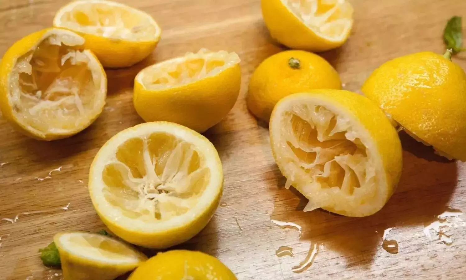 Lemon Peels: నిమ్మ తొక్కలను పడేస్తున్నారా? వెనిగర్తో కలిపి ఇలా చేస్తే ఇంట్లో అద్భుతాలు జరుగుతాయి! Lemon Peels: నిమ్మ తొక్కలను పడేస్తున్నారా? వెనిగర్తో కలిపి ఇలా చేస్తే ఇంట్లో అద్భుతాలు జరుగుతాయి!