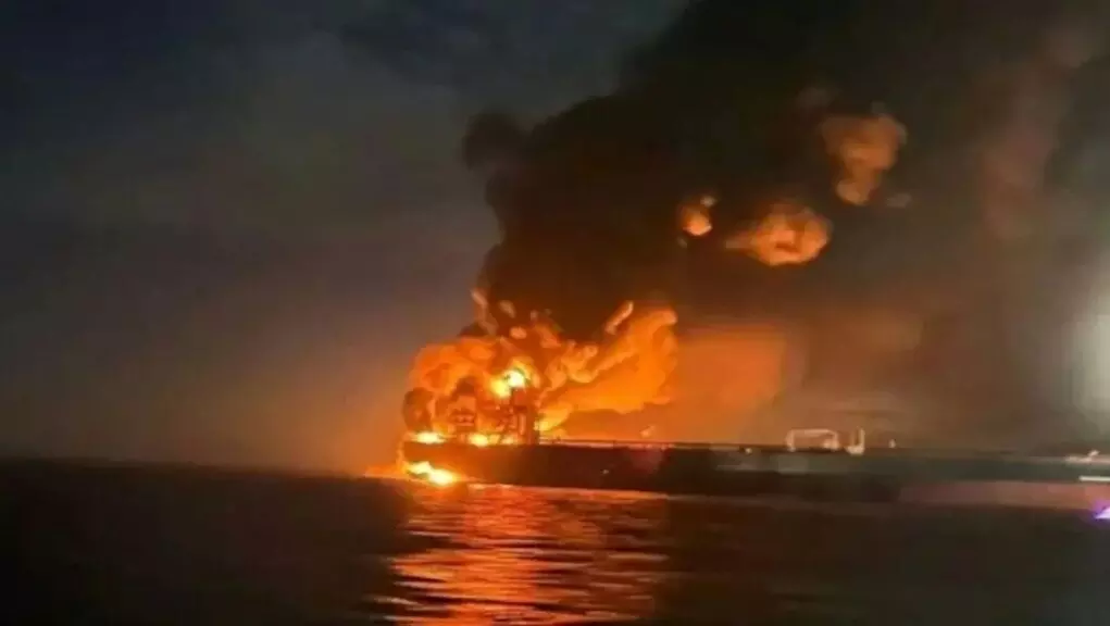 Oil Tanker Explosion: హర్మూజ్ జలసంధిలో చమురు ట్యాంకర్ పేలుడు.. చర్చలకు ఇరాన్ మూడు షరతులు Oil Tanker Explosion: హర్మూజ్ జలసంధిలో చమురు ట్యాంకర్ పేలుడు.. చర్చలకు ఇరాన్ మూడు షరతులు