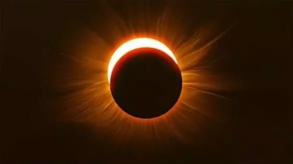 Lunar Eclipse on Rakhi Festival Day: రాఖీ పండగ రోజే చంద్రగ్రహణం.. రాఖీ కట్టవచ్చా? సూతకాలం వర్తిస్తుందా? పండితులు ఏమంటున్నారు? Lunar Eclipse on Rakhi Festival Day: రాఖీ పండగ రోజే చంద్రగ్రహణం.. రాఖీ కట్టవచ్చా? సూతకాలం వర్తిస్తుందా? పండితులు ఏమంటున్నారు?