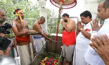 Chhatrasthapanotsavam: నారాయణగిరి శ్రీవారి పాదాల చెంత వేడుకగా ఛత్రస్థాపనోత్సవం Chhatrasthapanotsavam: నారాయణగిరి శ్రీవారి పాదాల చెంత వేడుకగా ఛత్రస్థాపనోత్సవం
