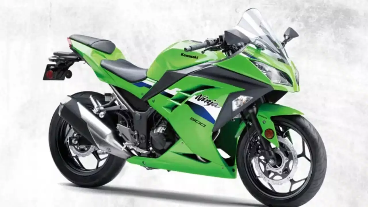 Kawasaki Ninja 300 : స్పోర్ట్స్ బైక్ లవర్లకు పండుగే.. ట్విన్ సిలిండర్ పవర్తో దుమ్మురేపుతున్న నయా నింజా Kawasaki Ninja 300 : స్పోర్ట్స్ బైక్ లవర్లకు పండుగే.. ట్విన్ సిలిండర్ పవర్తో దుమ్మురేపుతున్న నయా నింజా