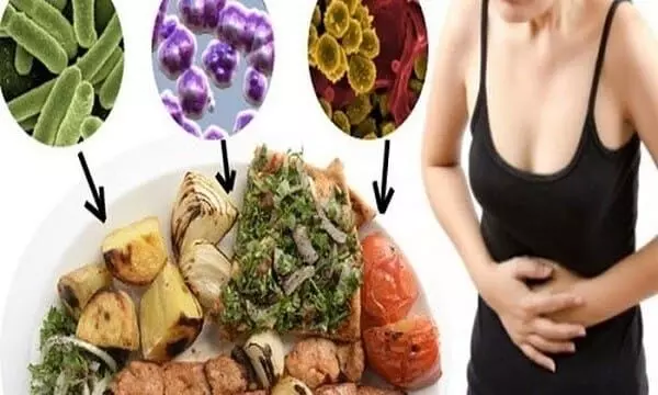 Avoid Food Poisoning During Monsoon: వర్షాకాలంలో ఫుడ్ పాయిజనింగ్ కాకుండా ఉండాలంటే.. ఈ 6 పొరపాట్లు అస్సలు చేయకండి.. Avoid Food Poisoning During Monsoon: వర్షాకాలంలో ఫుడ్ పాయిజనింగ్ కాకుండా ఉండాలంటే.. ఈ 6 పొరపాట్లు అస్సలు చేయకండి..