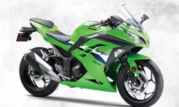 Kawasaki Ninja 300 : స్పోర్ట్స్ బైక్ లవర్లకు పండుగే..  ట్విన్ సిలిండర్ పవర్‌తో దుమ్మురేపుతున్న నయా నింజా