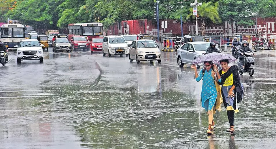Heavy Rains: తెలంగాణలో ఇవాళ, రేపు భారీ వర్షాలు.. పలు జిల్లాలకు హెచ్చరికలు Heavy Rains: తెలంగాణలో ఇవాళ, రేపు భారీ వర్షాలు.. పలు జిల్లాలకు హెచ్చరికలు