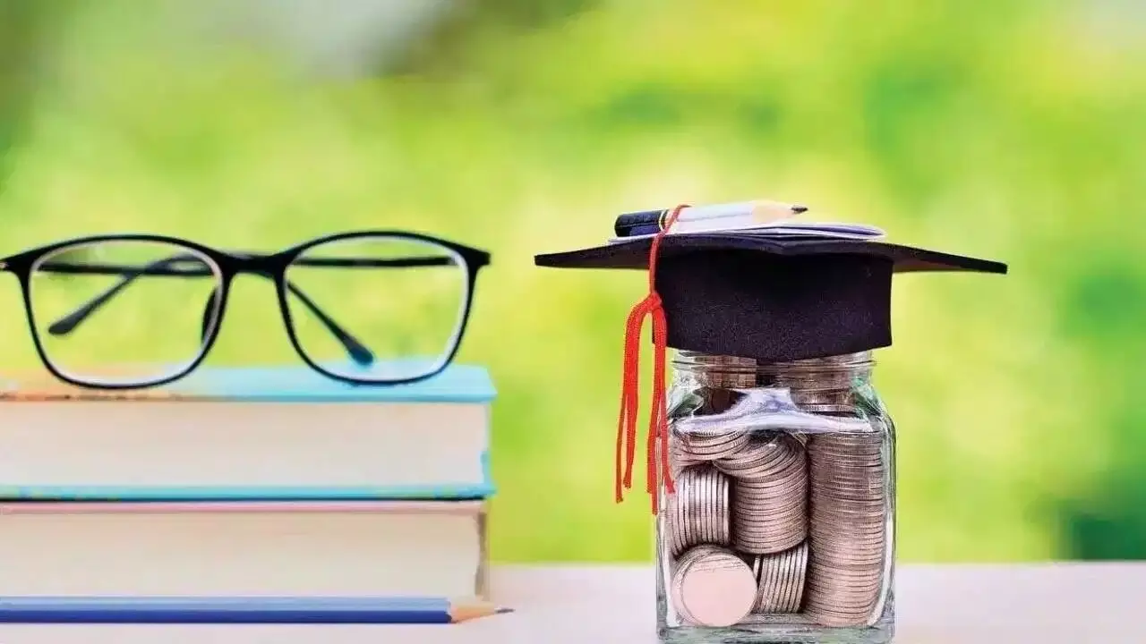 Education Loan : ఫీజులు కట్టలేక తలపట్టుకున్నారా?.. ఇక బ్యాంకర్లే మీ కాలేజీకి వచ్చి లోన్లు ఇచ్చేస్తారు Education Loan : ఫీజులు కట్టలేక తలపట్టుకున్నారా?.. ఇక బ్యాంకర్లే మీ కాలేజీకి వచ్చి లోన్లు ఇచ్చేస్తారు