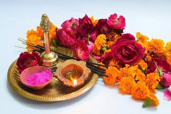 Disposing of Worship Flowers Carelessly: పూజించిన పువ్వులను ఎక్కడ పడితే అక్కడ పడేస్తున్నారా? ఈ తప్పులు అస్సలు చేయకండి.. Disposing of Worship Flowers Carelessly: పూజించిన పువ్వులను ఎక్కడ పడితే అక్కడ పడేస్తున్నారా? ఈ తప్పులు అస్సలు చేయకండి..