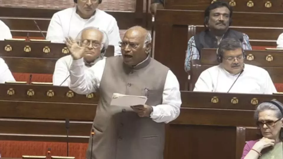 Mallikarjun Kharge: విద్యార్థులపై పోలీసు దౌర్జన్యానికి హోం మంత్రే జవాబుదారి: ఖర్గే Mallikarjun Kharge: విద్యార్థులపై పోలీసు దౌర్జన్యానికి హోం మంత్రే జవాబుదారి: ఖర్గే