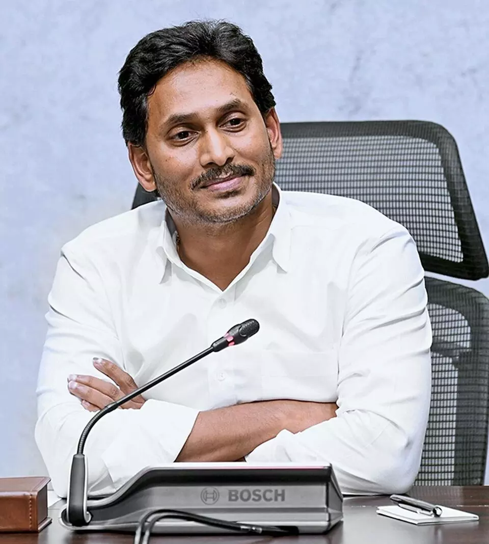 YS Jagan Mohan Reddy: అప్పలరాజుతో జగన్ ములాఖత్ రద్దు.. జైలు వద్ద కుటుంబ సభ్యులను పరామర్శ YS Jagan Mohan Reddy: అప్పలరాజుతో జగన్ ములాఖత్ రద్దు.. జైలు వద్ద కుటుంబ సభ్యులను పరామర్శ