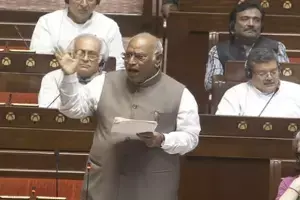 Mallikarjun Kharge: విద్యార్థులపై పోలీసు దౌర్జన్యానికి హోం మంత్రే జవాబుదారి: ఖర్గే Mallikarjun Kharge: విద్యార్థులపై పోలీసు దౌర్జన్యానికి హోం మంత్రే జవాబుదారి: ఖర్గే