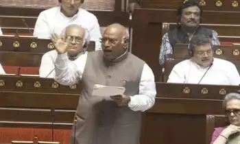 Mallikarjun Kharge: విద్యార్థులపై పోలీసు దౌర్జన్యానికి హోం మంత్రే జవాబుదారి: ఖర్గే Mallikarjun Kharge: విద్యార్థులపై పోలీసు దౌర్జన్యానికి హోం మంత్రే జవాబుదారి: ఖర్గే