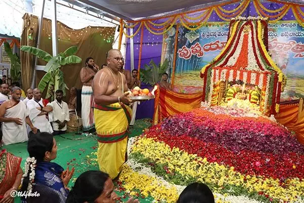 Sri Prasanna Venkateswara Swamy: అప్పలాయగుంటలో శ్రీ ప్రసన్న వేంకటేశ్వరస్వామివారికి వైభవంగా పుష్పయాగ మహోత్సవం Sri Prasanna Venkateswara Swamy: అప్పలాయగుంటలో శ్రీ ప్రసన్న వేంకటేశ్వరస్వామివారికి వైభవంగా పుష్పయాగ మహోత్సవం
