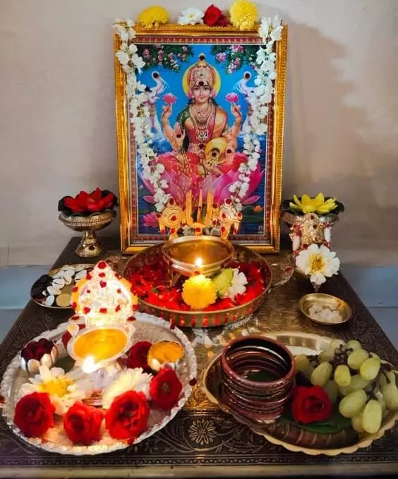 Worshipping Goddess Lakshmi on Friday: శుక్రవారం లక్ష్మీదేవి పూజ చేస్తున్నారా? తెలియక ఈ తప్పులు చేస్తే ఇంట్లో దరిద్రం చుట్టుముడుతుంది.. Worshipping Goddess Lakshmi on Friday: శుక్రవారం లక్ష్మీదేవి పూజ చేస్తున్నారా? తెలియక ఈ తప్పులు చేస్తే ఇంట్లో దరిద్రం చుట్టుముడుతుంది..