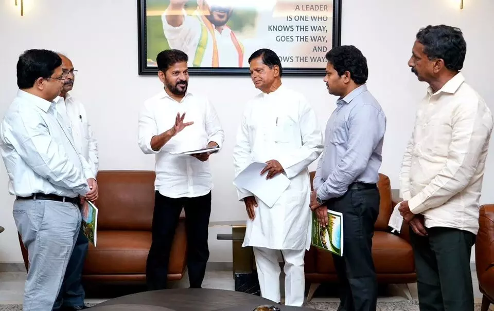 CM Revanth Reddy: కూరగాయల సాగును పెద్దఎత్తున ప్రోత్సహించాలి.. సీఎం రేవంత్రెడ్డి ఆదేశాలు CM Revanth Reddy: కూరగాయల సాగును పెద్దఎత్తున ప్రోత్సహించాలి.. సీఎం రేవంత్రెడ్డి ఆదేశాలు